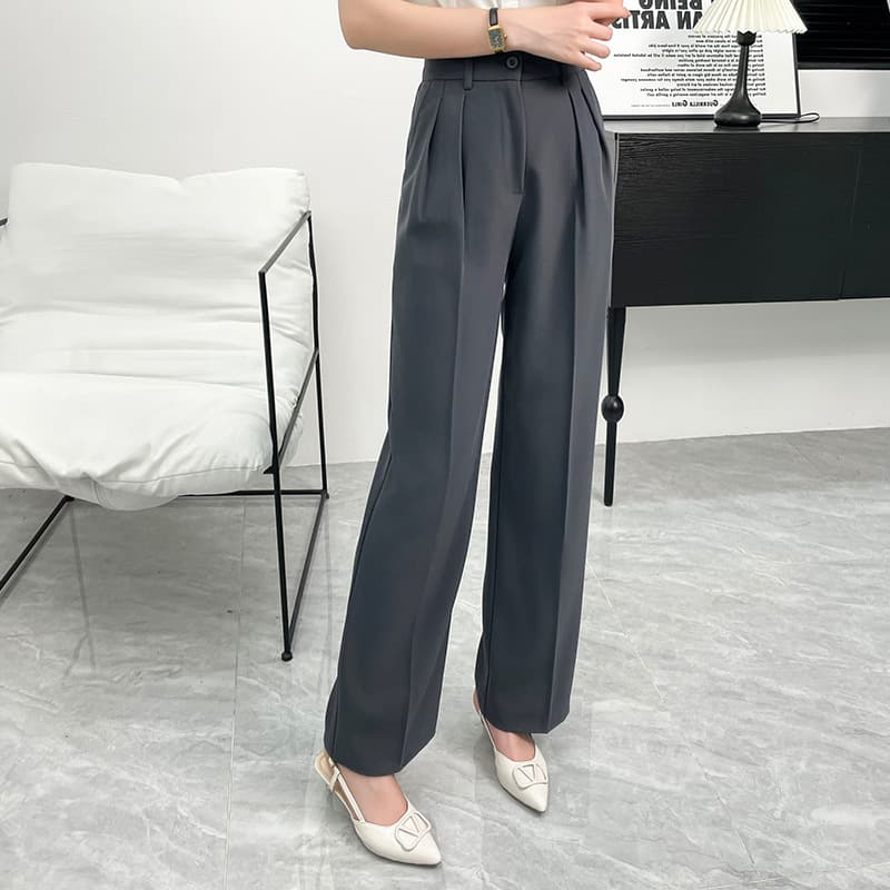 フレアパンツ 上品な裾広がりタック入りワイドスラックス