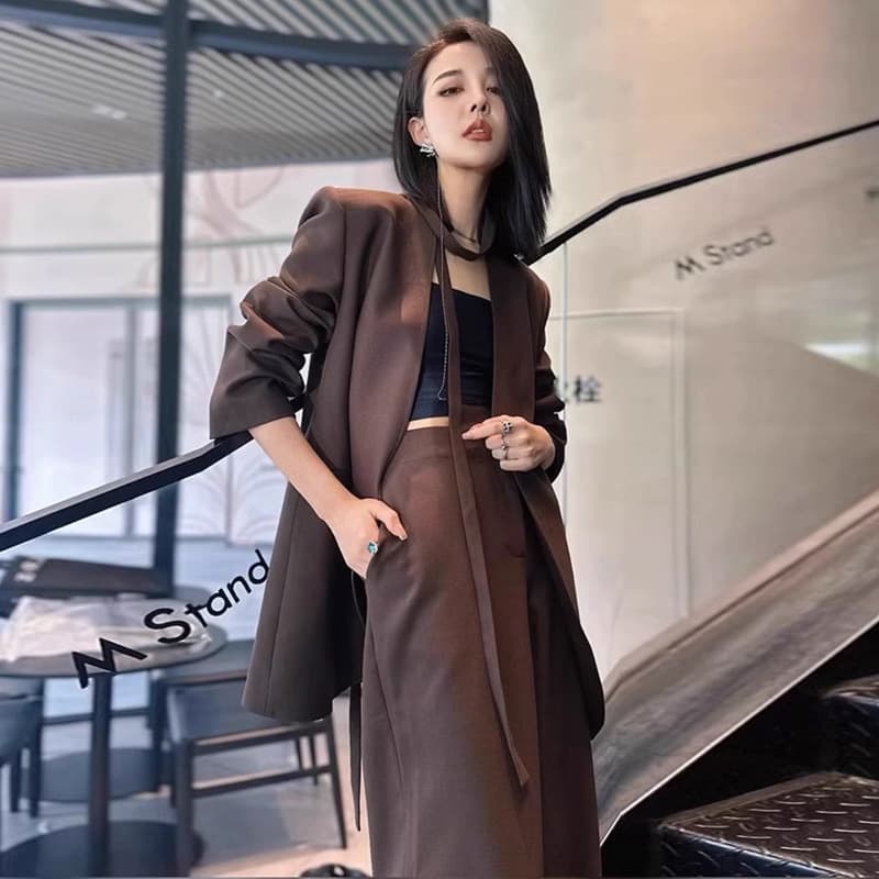 フレアパンツ ノーカラーベルト付きフレアパンツスーツ