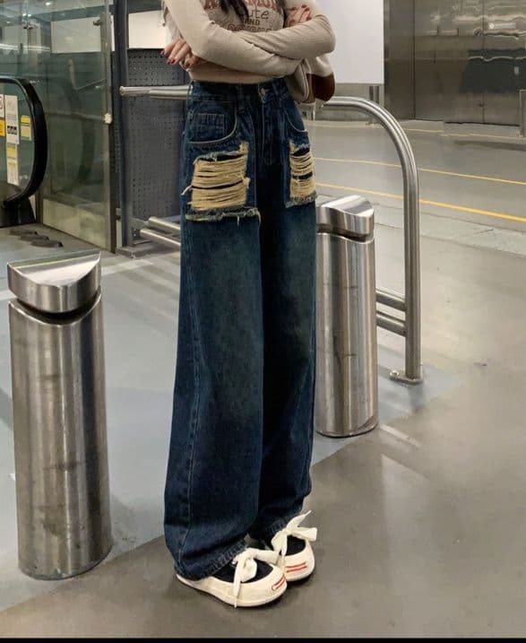 フレアパンツ 大胆なダメージ加工が印象的な裾広がりフレアパンツ