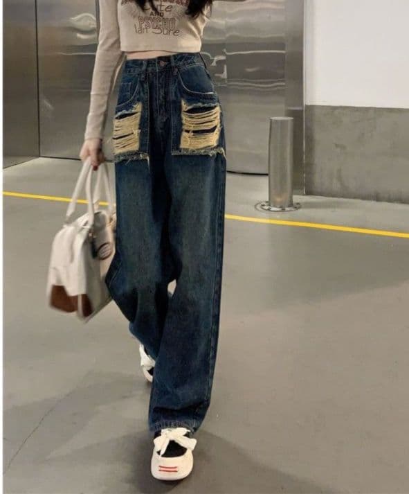 フレアパンツ 大胆なダメージ加工が印象的な裾広がりフレアパンツ