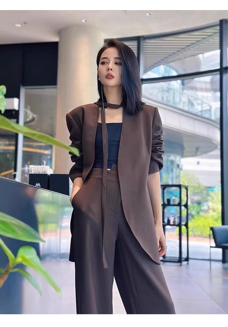 フレアパンツ ノーカラーベルト付きフレアパンツスーツ