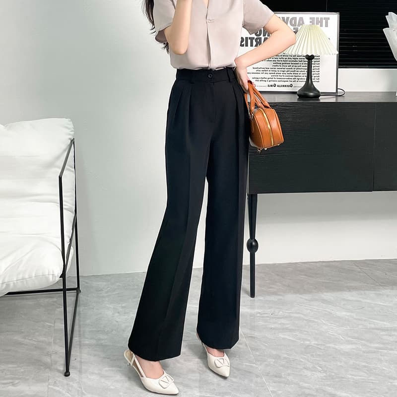 フレアパンツ 上品な裾広がりタック入りワイドスラックス