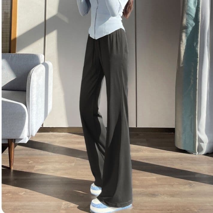 フレアパンツ やわらか素材のリラックスフレアパンツ