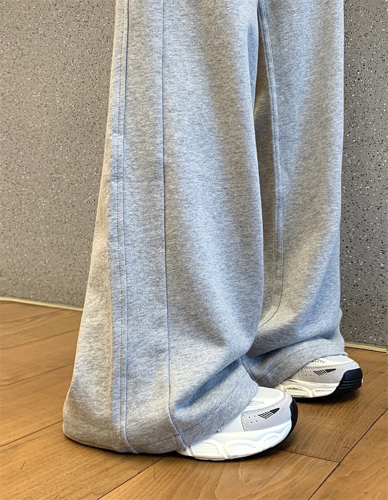 フレアパンツ 裾広がりスウェット素材のゆったりフレアパンツ